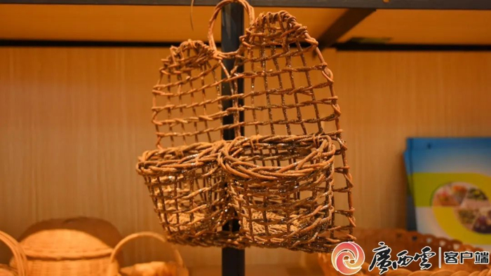 精致漂亮的竹编工艺品。谢颖初 摄