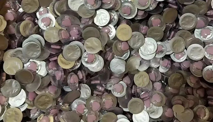 警方查扣大量“小粉豆”/图源：北京日报客户端