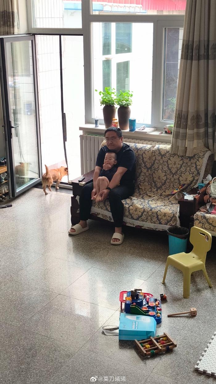 今天早上勤快哥睁开眼就开始带孩子