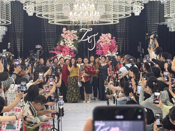 4月21日，陈生梨在贵州省纳雍县举办团圆宴，欢迎阔别19年的女儿陈杨梅回家。 &nbsp;&nbsp;澎湃新闻记者 王鑫 图