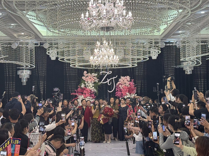 4月21日，陈生梨在贵州省纳雍县举办团圆宴，欢迎阔别19年的女儿陈杨梅回家。 &nbsp;澎湃新闻记者 王鑫 图