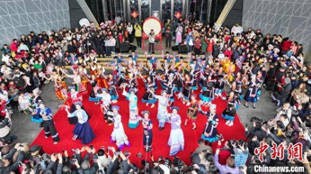 3月16日，在贵州省贵阳市越界影城举行的民族文化表演活动吸引游客观看。徐其飞 摄