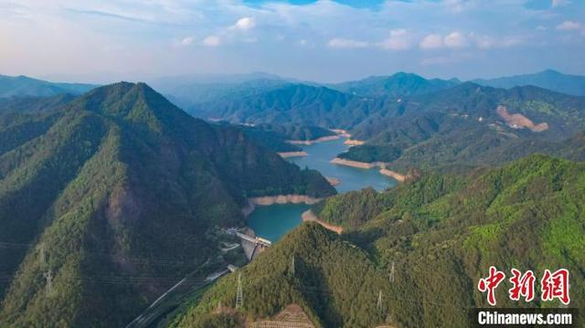 4月20日，航拍广西梧州市蒙山县茶山水库，在夕阳映衬下美如画卷。周火文 摄