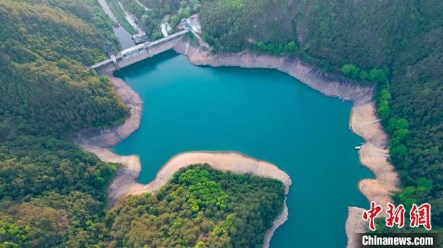 4月20日，航拍广西梧州市蒙山县茶山水库，在夕阳映衬下美如画卷。周火文 摄