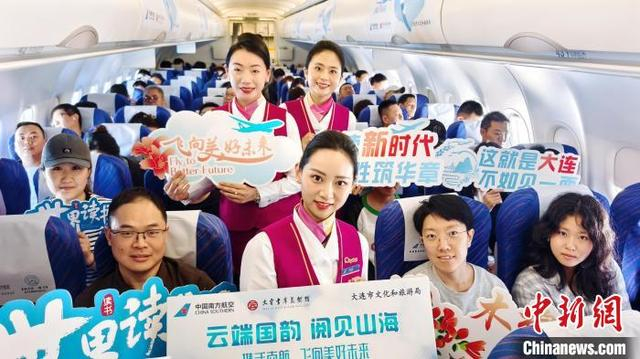 图为乘务员和乘客互动。蒋中杰 摄