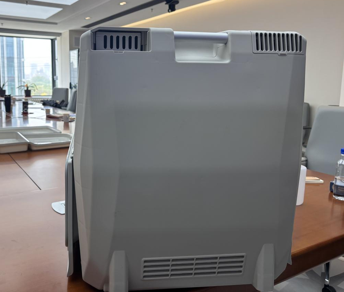 图为宠物运输箱的进风口与出风口。