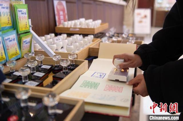 　　2025年4月，游客在烟台大龙邮局内集章。曲正扬 摄