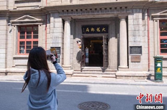 　　2025年4月，游客在烟台大龙邮局建筑前拍照。曲正扬 摄