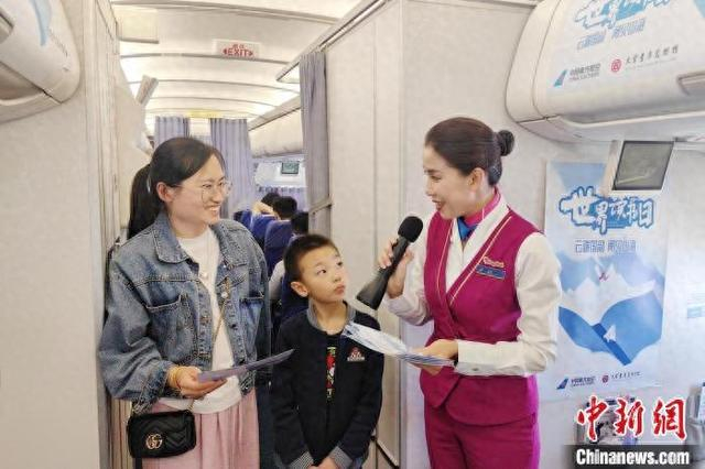 图为乘务员和乘客互动。蒋中杰 摄