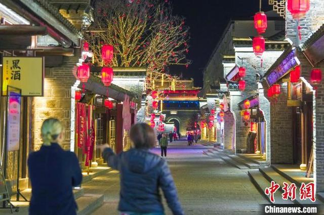 古色古香的草甸子街。张倩龙 摄