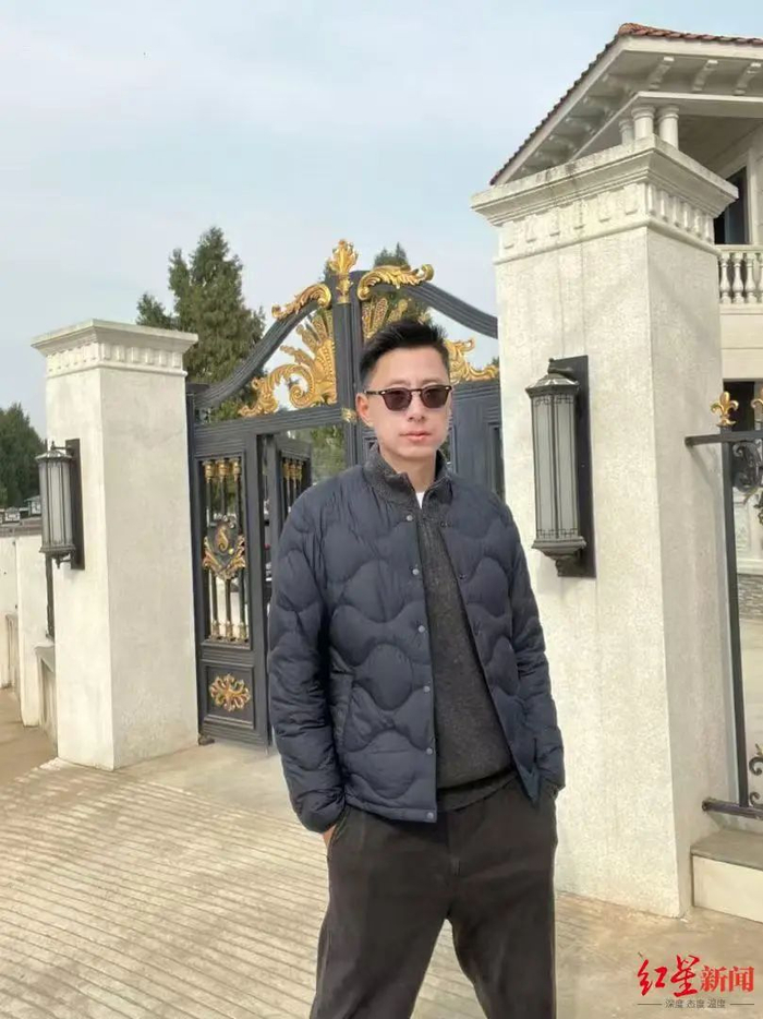 ▲何先生在老家（受访者供图）