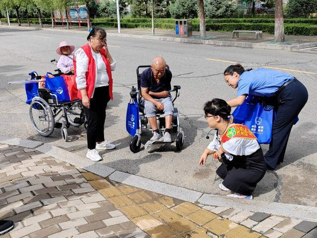 常彬与检察院的工作人员以及残疾人代表在辖区进行无障碍体验。