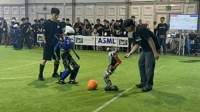2024年机器人足球世界杯现场。(清华大学赵明国教授提供)