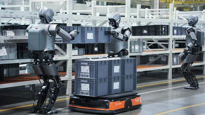 2025年2月,优必选工业人形机器人Walker S1在极氪汽车工厂协同搬运大尺寸箱子。(图片由受访企业提供)