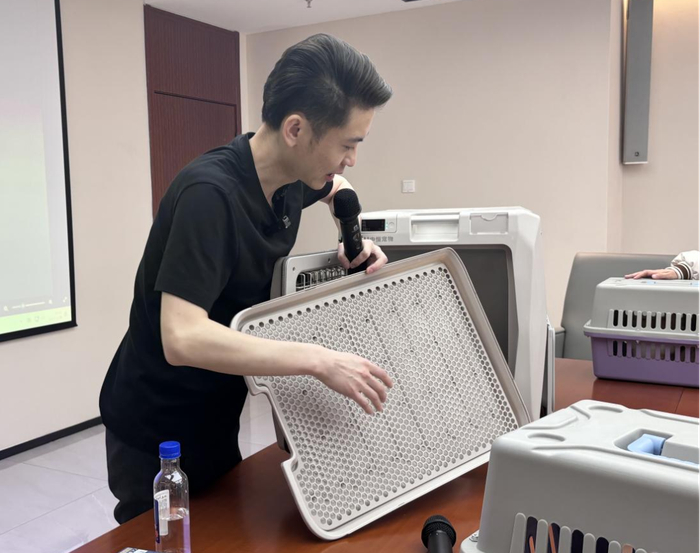 图为加装了防护网的狗用托盘。