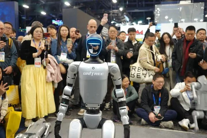 2025年1月8日,在美国拉斯维加斯消费电子展上,人们在宇树科技展区观看机器人展示。新华社发(曾慧 摄)