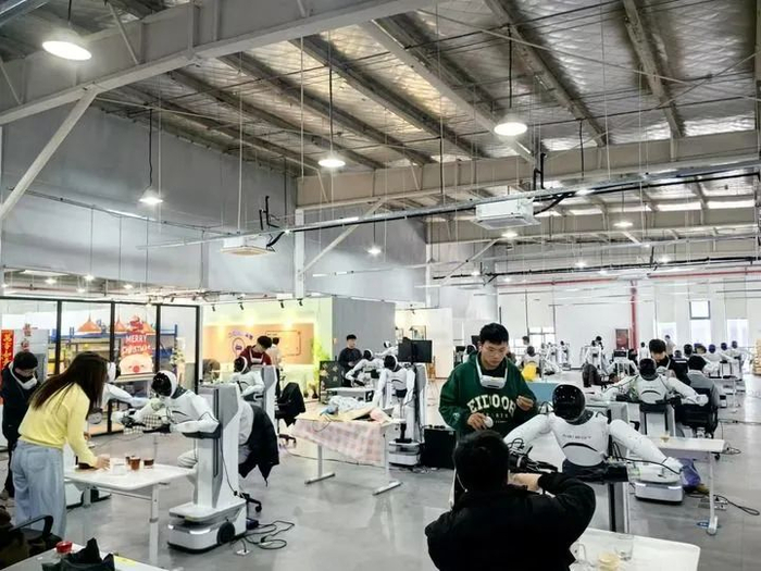 2025年2月18日,在智元新创技术有限公司数据采集中心,数据采集员“教”机器人学习各种技能。新华社记者 龚雯 摄