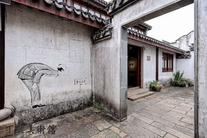 丁聪美术馆内景，丁聪作品成为指示牌。陶平 摄