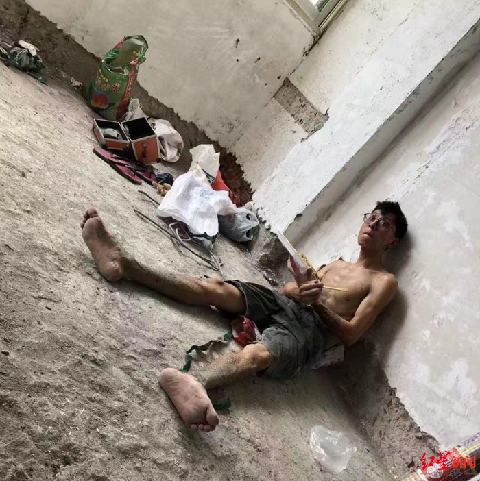 ▲工地上的何先生（受访者供图）