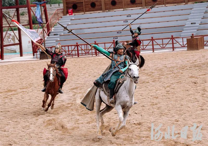 4月7日，山海关景区实景演出的演员们正在排练。河北日报、河北日报客户端记者孙也达摄