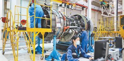 福建自贸试验区厦门片区，航空维修基地的工程师在进行发动机维修作业。资料图片