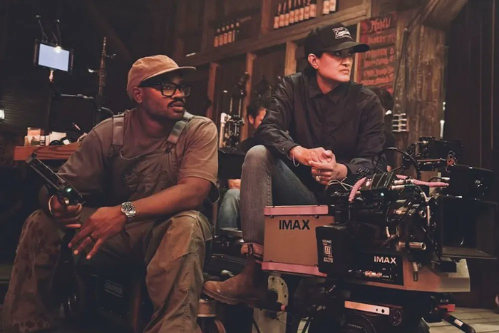 导演瑞恩·库格勒（左）与摄影指导奥图姆·杜拉德。