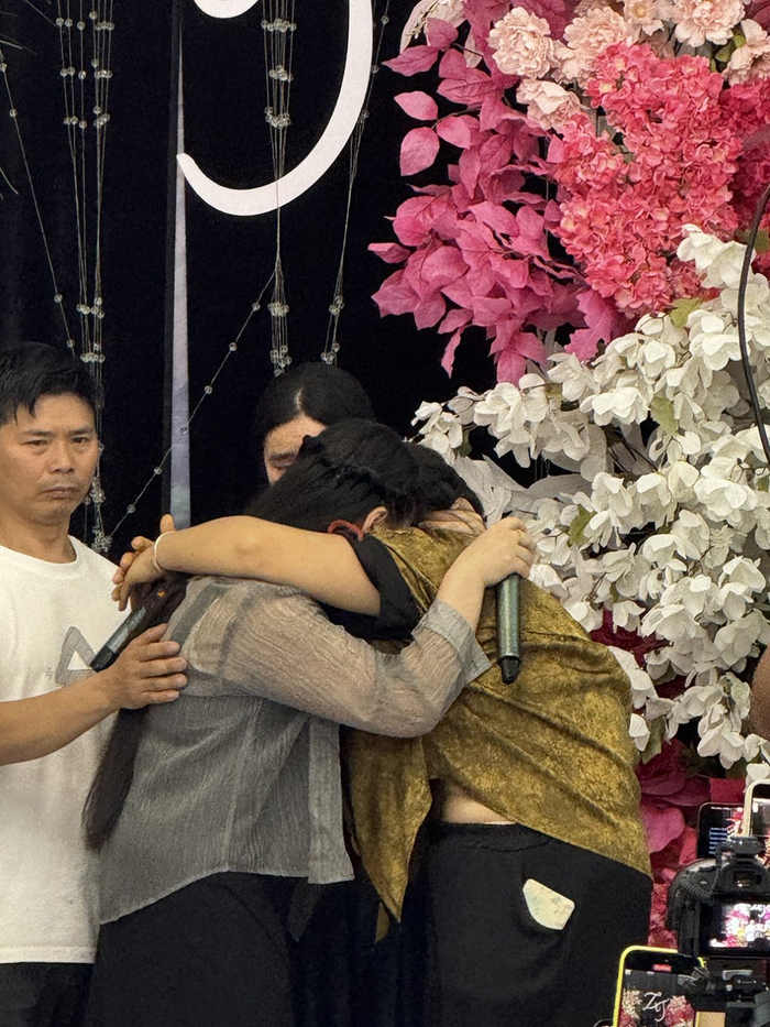 仪式上，陈杨梅和母亲相拥而泣。 &nbsp; &nbsp;澎湃新闻记者 王鑫 图