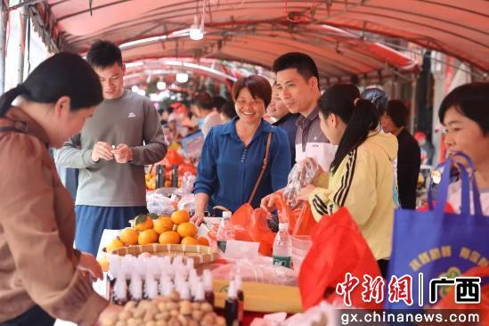 图为特色农产品暨帮扶产品展销区内的农产品琳琅满目。横州市官方 供图