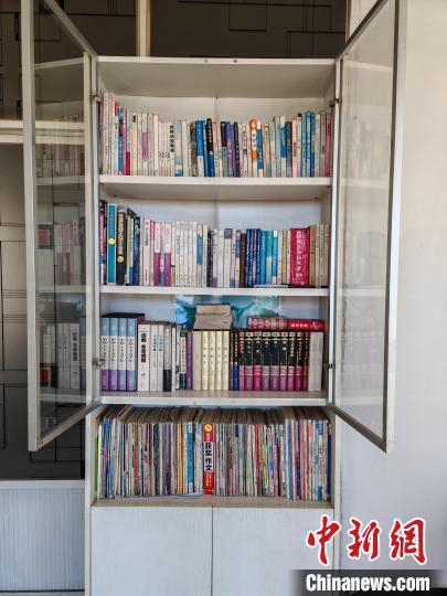 王玉秀家中的书柜。吕志敏 摄