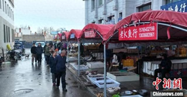 同江市民在鱼市场选购江鱼。 同江市委宣传部供图