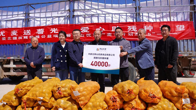 捐赠现场。李琦 摄