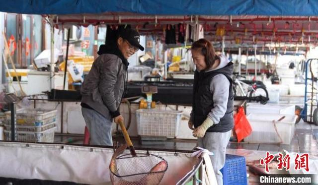 同江市开江鱼火热上市，商户为同江市民挑选江鱼。 同江市委宣传部供图