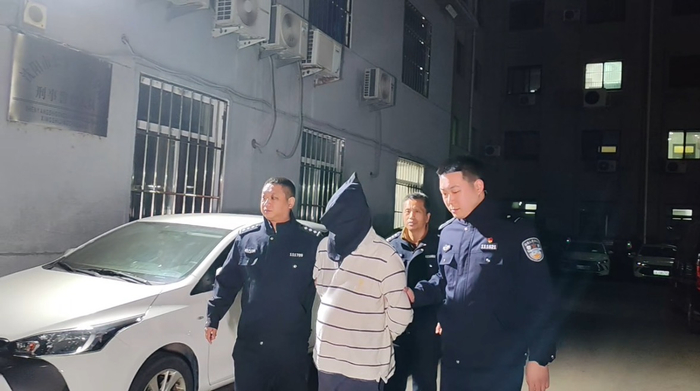 嫌疑人被民警从北京押解回沈阳。受访者供图