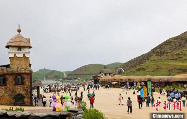 结束养护期的仰天湖大草原迎来客流高峰。 仰天湖大草原景区供图