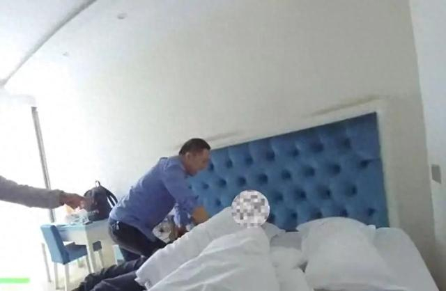 警方抓捕嫌疑人现场。