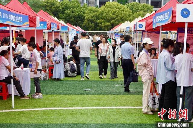 图为招聘活动现场。中新社记者 董易鑫 摄