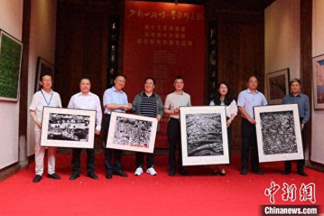 活动中，原州区向福建省海峡民间艺术馆及鼓楼、马尾、长乐三区赠送原州农民版画作品。赵睿 摄