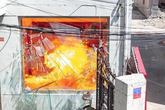 △浙江宁波慈溪市消防救援大队开展“清洁剂实验”时的燃烧场面。