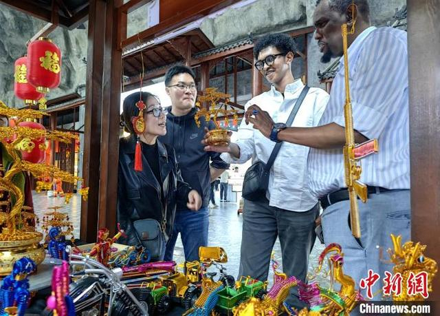 外籍游客在山东域内高速服务区选购商品。沙见龙 摄