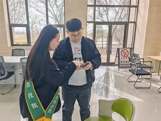 工作人员指导帮助办事群众办理业务。（资料图）