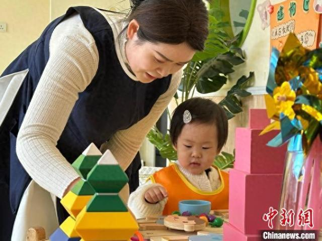 4月1日，老师陪孩子玩耍。 戴文昌 摄