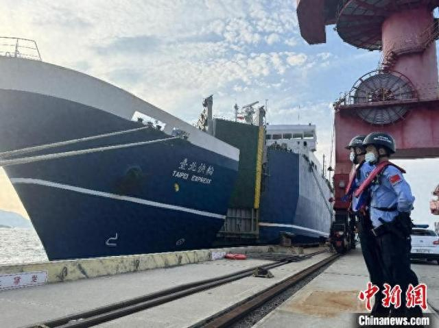 4月22日，平潭边检站移民管理警察监护“台北快轮”。 蔡少航 摄