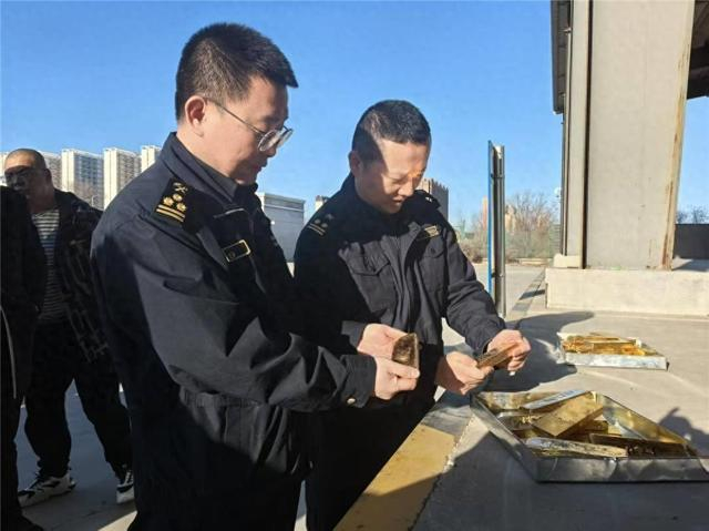 赛罕海关对一批进口货物开展查验。（资料图）