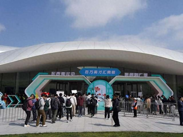 “百万英才汇南粤”2025年N城联动春季招聘活动（北京站）现场。受访者供图