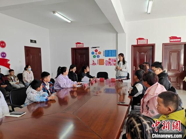 王玉秀与学生、家长分享读书体会。吕志敏 摄