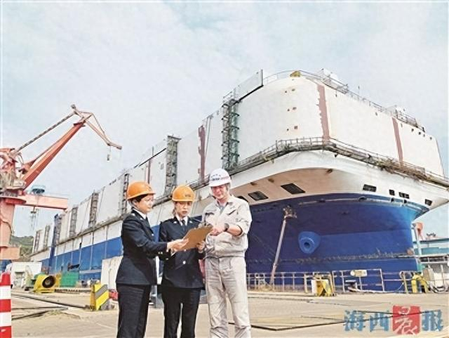 厦门海关关员到船舶制造企业调研。郑伯坚 摄