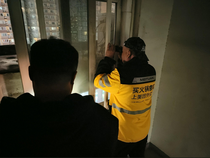 民警们乔装成外卖员、快递员、超市员工等，昼夜监控嫌疑人可能的藏身处。受访者供图