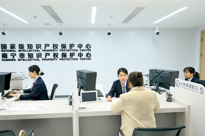     国家级南宁市知识产权保护中心工作人员为群众办理相关业务。    （何正君 摄）