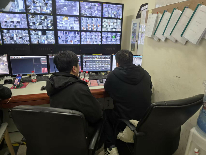 民警在监控室24小时监控嫌疑人的行踪。受访者供图