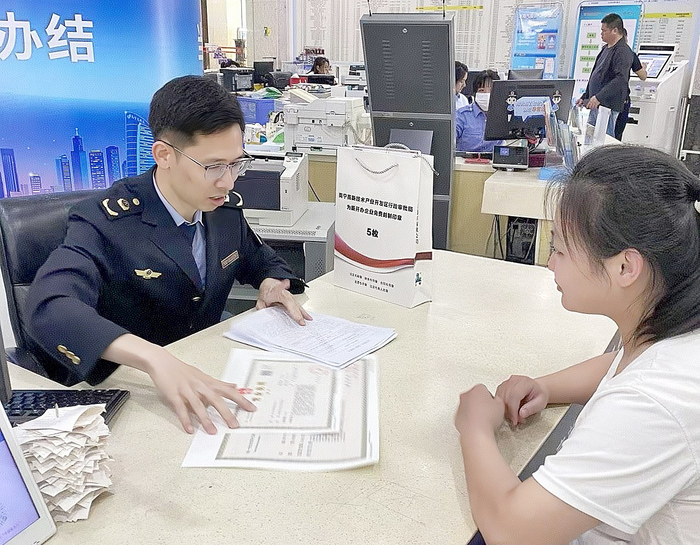     市场监管部门工作人员为群众办理业务。 （南宁市市场监管局高新分局供图）